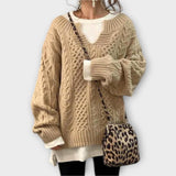 Genau passender Pullover mit Zopfmuster