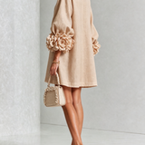 Freja | Elegantes Minikleid mit Puffärmeln, Blumenknöpfen und Blumenmanschetten