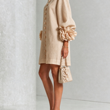 Freja | Elegantes Minikleid mit Puffärmeln, Blumenknöpfen und Blumenmanschetten