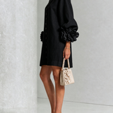 Saga | Schwarzes Minikleid mit Puffärmeln, Blumenknöpfen und Blumenmanschetten