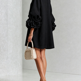Freja | Elegantes Minikleid mit Puffärmeln, Blumenknöpfen und Blumenmanschetten