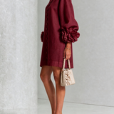 Klara | Bordeauxrotes Minikleid mit Puffärmeln, Blumenknöpfen und Blumenmanschetten