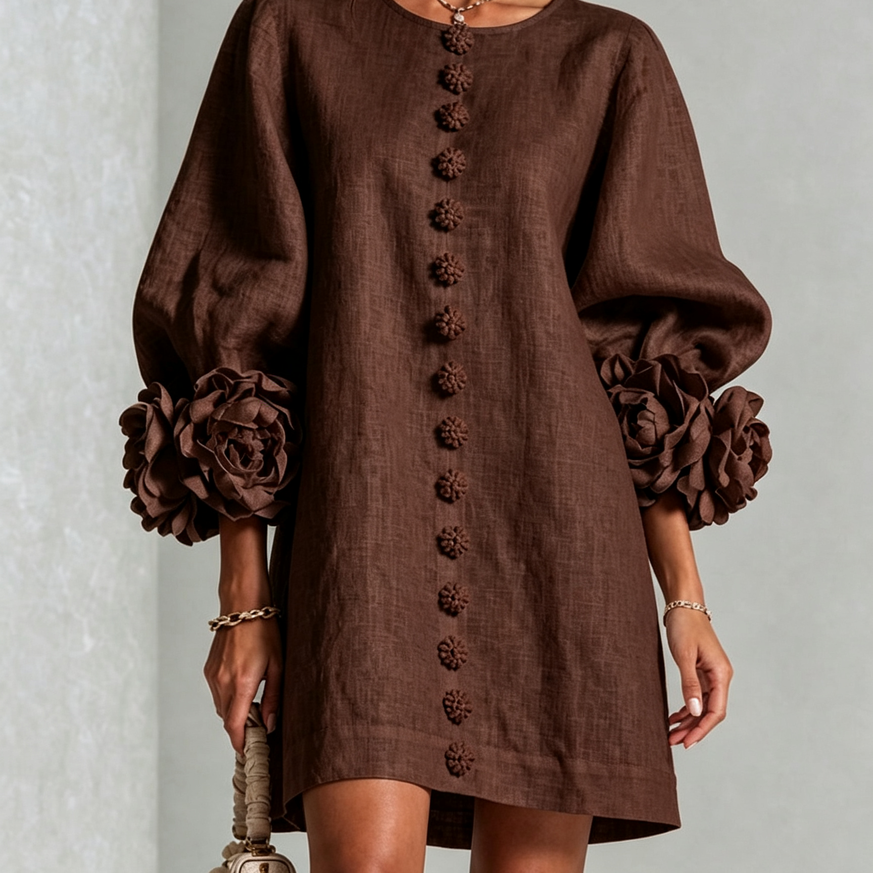 Freja | Elegantes Minikleid mit Puffärmeln, Blumenknöpfen und Blumenmanschetten