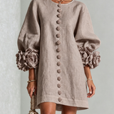 Freja | Elegantes Minikleid mit Puffärmeln, Blumenknöpfen und Blumenmanschetten
