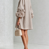 Freja | Elegantes Minikleid mit Puffärmeln, Blumenknöpfen und Blumenmanschetten