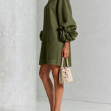 Freja | Elegantes Minikleid mit Puffärmeln, Blumenknöpfen und Blumenmanschetten