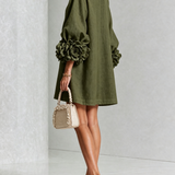 Amalie | Olivfarbenes Minikleid mit Puffärmeln, Blumenknöpfen und Blumenmanschetten