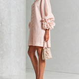 Astrid | Rosa Minikleid mit Puffärmeln, Blumenknöpfen und Blumenmanschetten