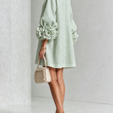 Freja | Elegantes Minikleid mit Puffärmeln, Blumenknöpfen und Blumenmanschetten