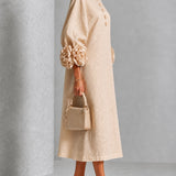 Ida | Beiges Midikleid mit Puffärmeln, Blumenknöpfen und Blumenmanschetten