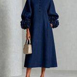 Alma | Marineblaues Midikleid mit Puffärmeln, Blumenknöpfen und Blumenmanschetten