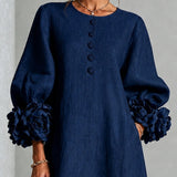 Alma | Marineblaues Midikleid mit Puffärmeln, Blumenknöpfen und Blumenmanschetten