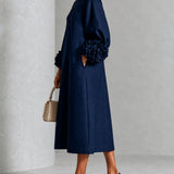 Alma | Marineblaues Midikleid mit Puffärmeln, Blumenknöpfen und Blumenmanschetten