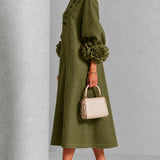 Signe | Olivfarbenes Midikleid mit Puffärmeln, Blumenknöpfen und Blumenmanschetten