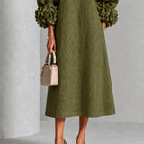 Signe | Olivfarbenes Midikleid mit Puffärmeln, Blumenknöpfen und Blumenmanschetten