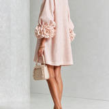 Ella | Rosa Minikleid mit V-Ausschnitt, Puffärmeln und Blumenmanschetten