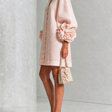 Ella | Rosa Minikleid mit V-Ausschnitt, Puffärmeln und Blumenmanschetten