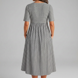 Cecily | Gestreiftes Midi-Kleid mit Knopfdetails und Taschen