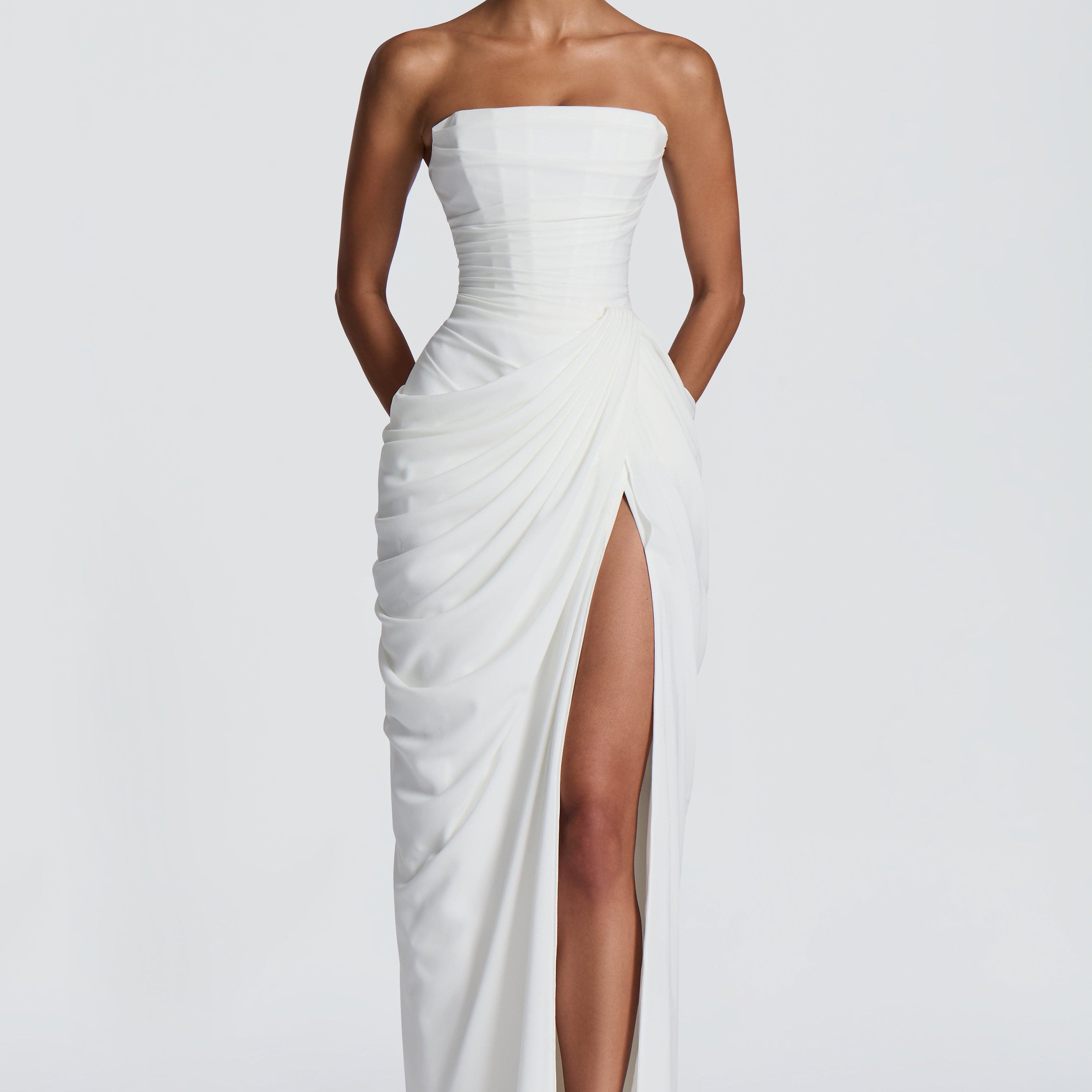 HANNAH | Elegantes Maxikleid mit Drapierung und Hohem Schlitz