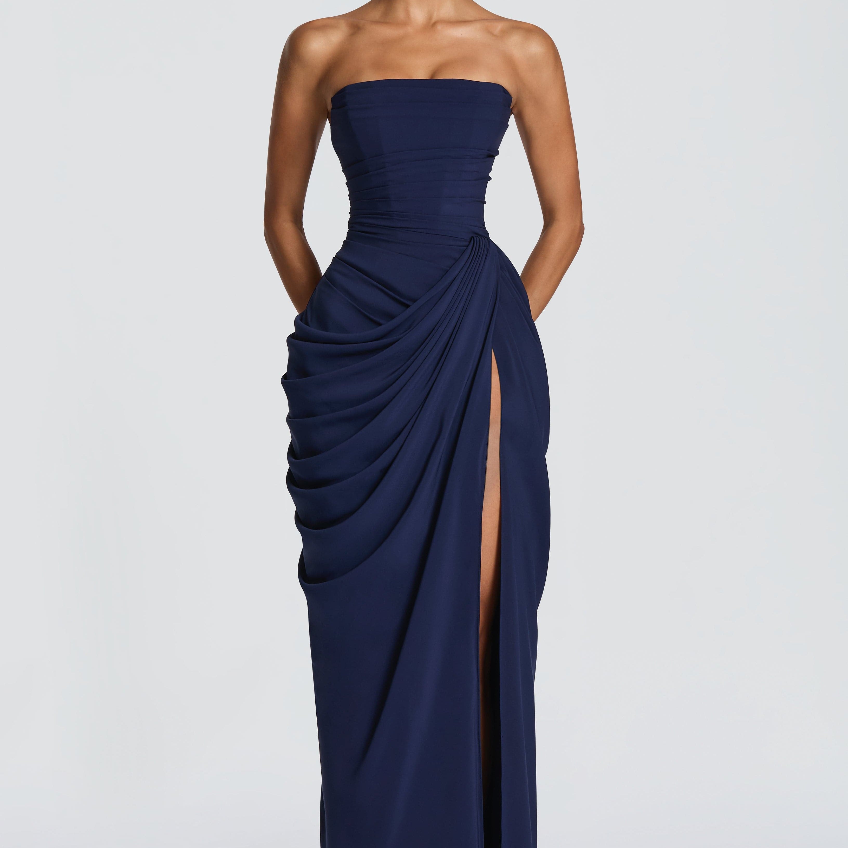 HANNAH | Elegantes Maxikleid mit Drapierung und Hohem Schlitz
