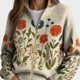 Wrenna - Cardigan mit Reissverschluss auf einer Wiese voller Wildblumen